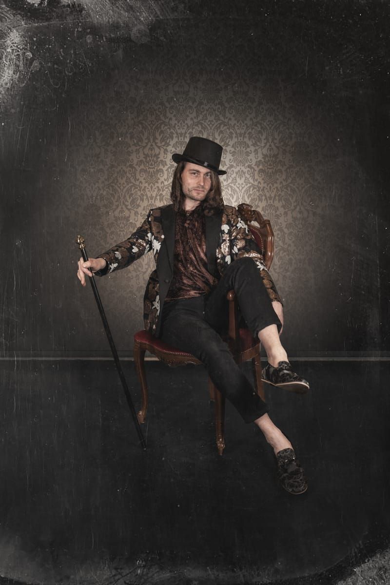 David Schreiber als Algernon Moncrieff in „Bunbury“ (2023)