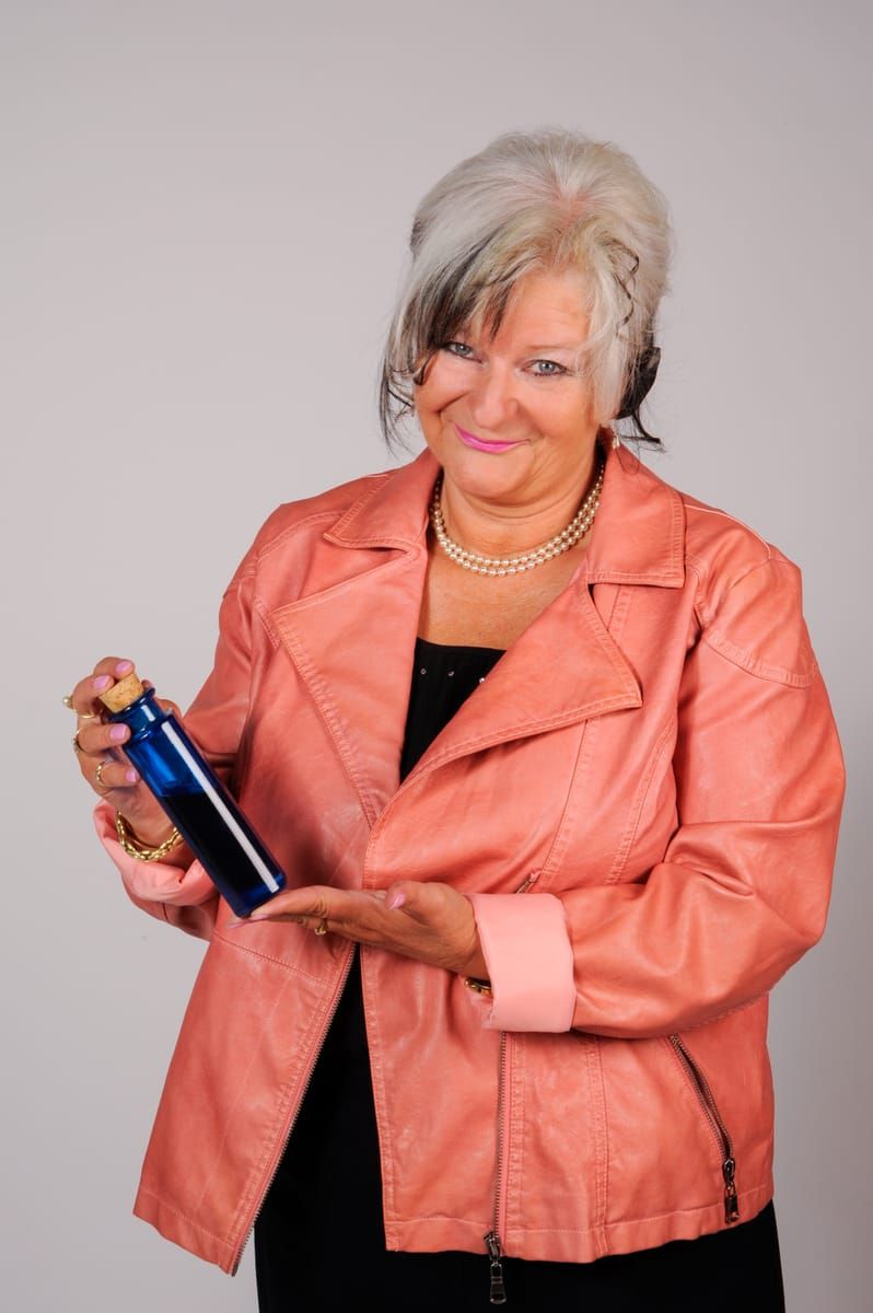 Marita Schwarz als Athene Henk in „Zum Henker mit den Henks!“ (2016)