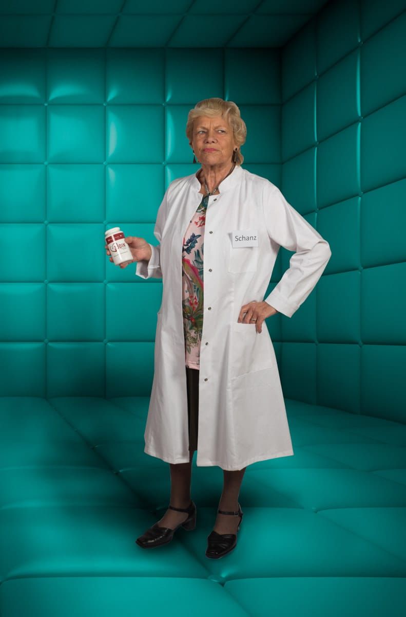 Helga Tauscher als Dr. Dr. Ilse Schanz in „Neurosige Zeiten“ (2017)