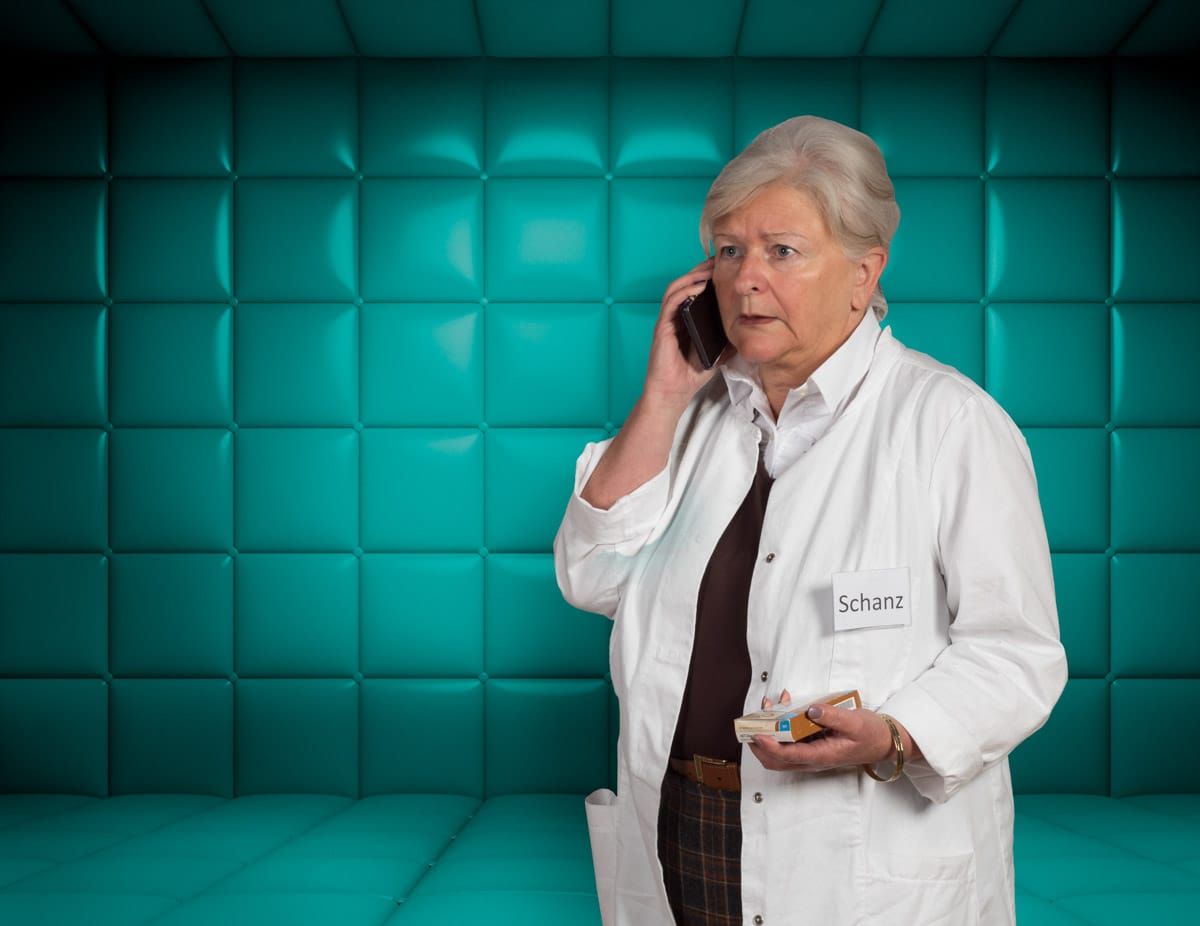 Marita Schwarz als Dr. Dr. Ilse Schanz in „Neurosige Zeiten“ (2017)