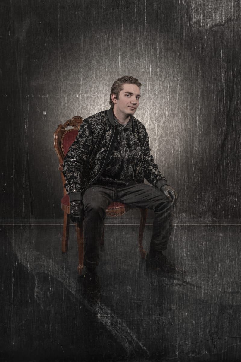 Matijas Tunjic als Jack Worthing in „Bunbury“ (2023)