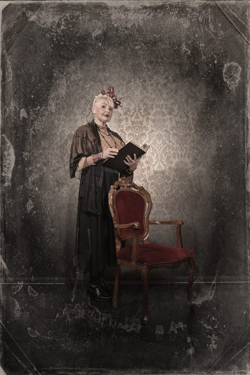 Monika Bost als Miss Prism in „Bunbury“ (2023)