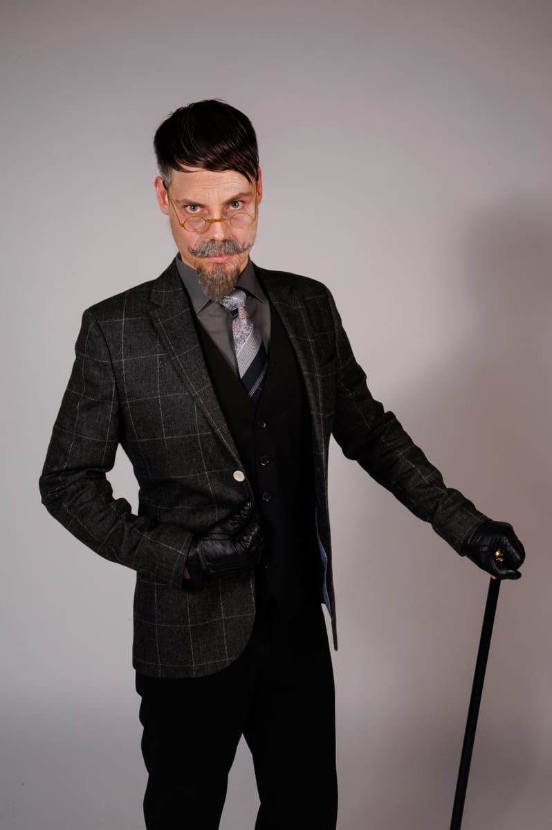Daniel Schickel als Mortimer Crayle in „Zum Henker mit den Henks!“ (2016)