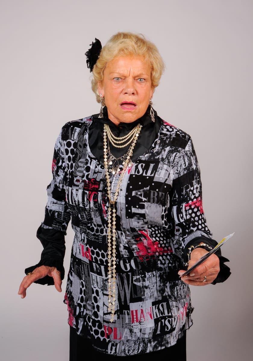 Helga Tauscher als Octavia Henk in „Zum Henker mit den Henks!“ (2016)