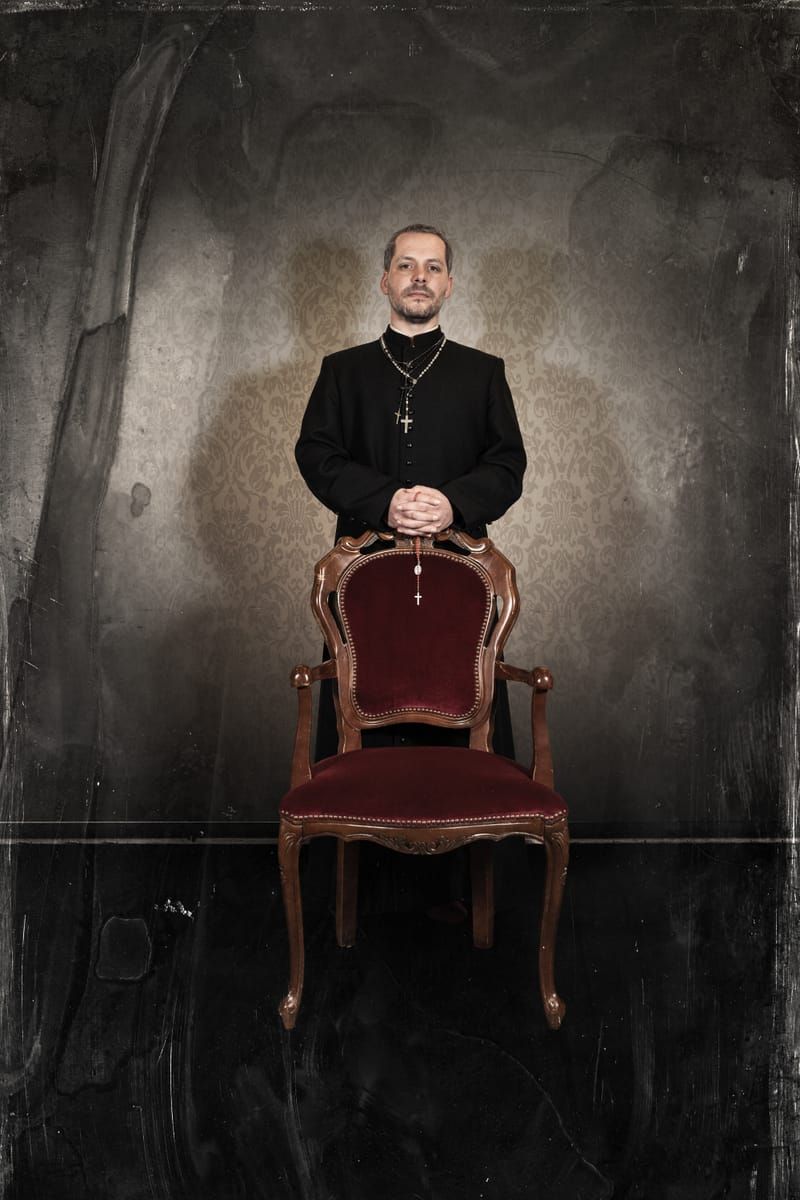 Lukas Immesberger als Pastor Chasuble in „Bunbury“ (2023)